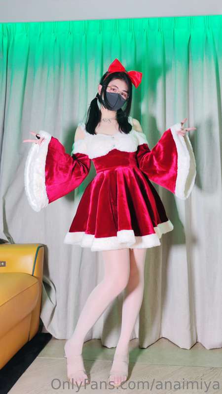 Got your Xmas gift between my legs~
你的圣诞礼物藏在我裙子底下哦~

🎀🎄🎁 3
