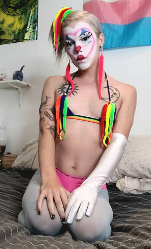 Moxy the clown cums to town thus Halloween season 🤡 hope yal.. 8
