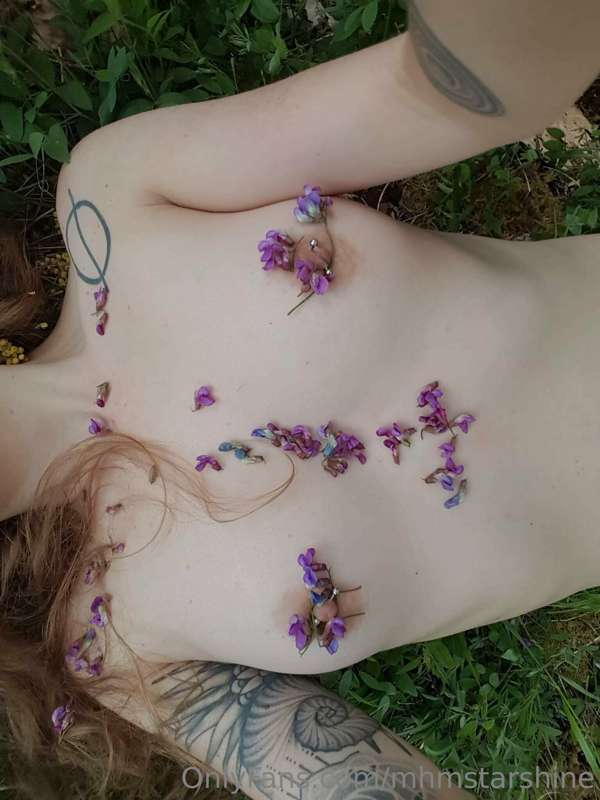 Throwback sideways flowery tits because I miss spring and su..