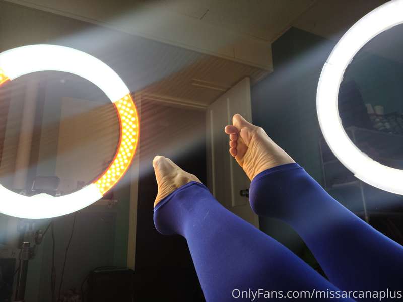 Let me know if you love these up close feet shots?? There's .. 6