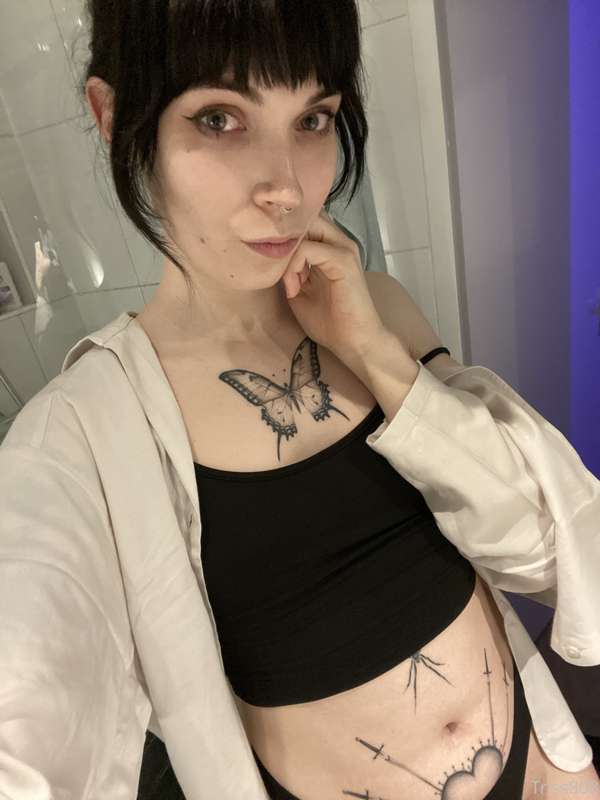 Hi everyone! 🖤

I took some dumb pics in my bathroom last sa.. 6