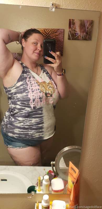 Showing off my thick thighs, pretty eyes and hourglass figur..