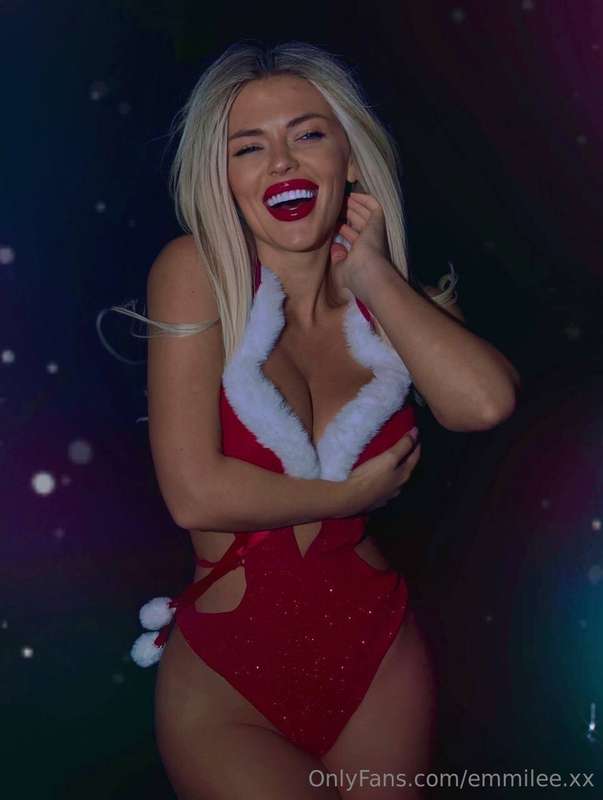 This pretty Santa loves to give gifts. Don't miss out💋