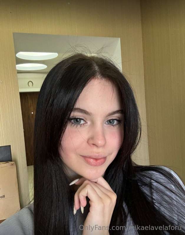 𝙒𝙝𝙞𝙘𝙝 𝙡𝙤𝙤𝙠 𝙙𝙤 𝙮𝙤𝙪 𝙡𝙞𝙠𝙚 𝙢𝙚 𝙗𝙚𝙩𝙩𝙚𝙧 𝙞𝙣? 😏