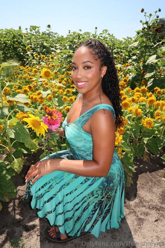 You’re favorite flower girl 🐝💐