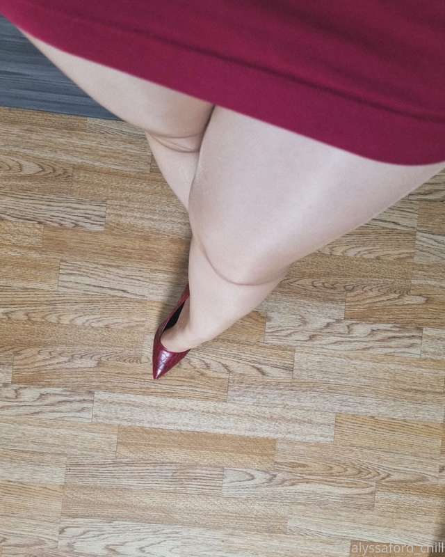 Whoopsie, forgot to post part 3 of the red heels set  Better.. 7