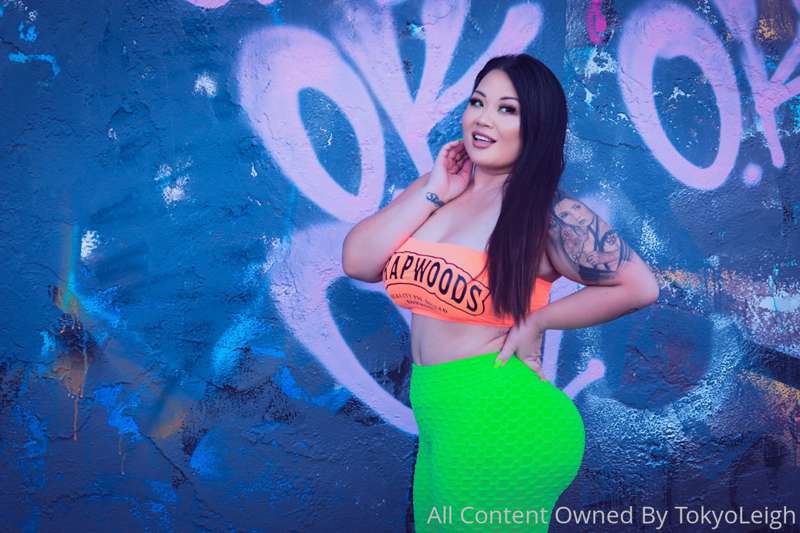 I love this pic we took downtown the other day! 💕🍏🍑