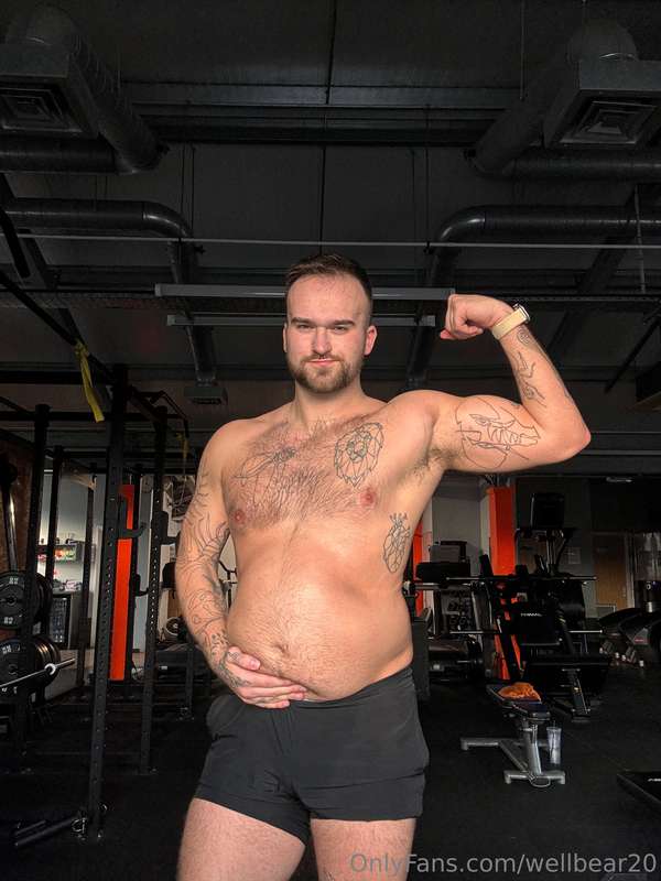 Sweaty post gym photoshoot 🫃🏻🥵 1