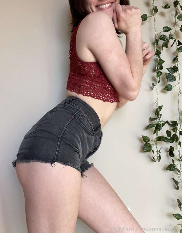 Swipe to the end for a surprise ✨ Do you like girls with (li..