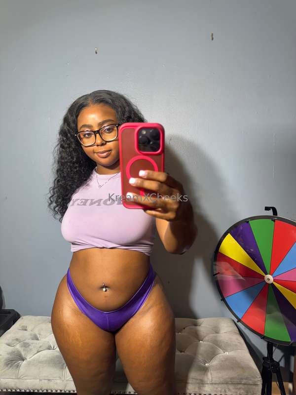 Live at 10:30pm https://onlyfans.com/kreamcheekss
