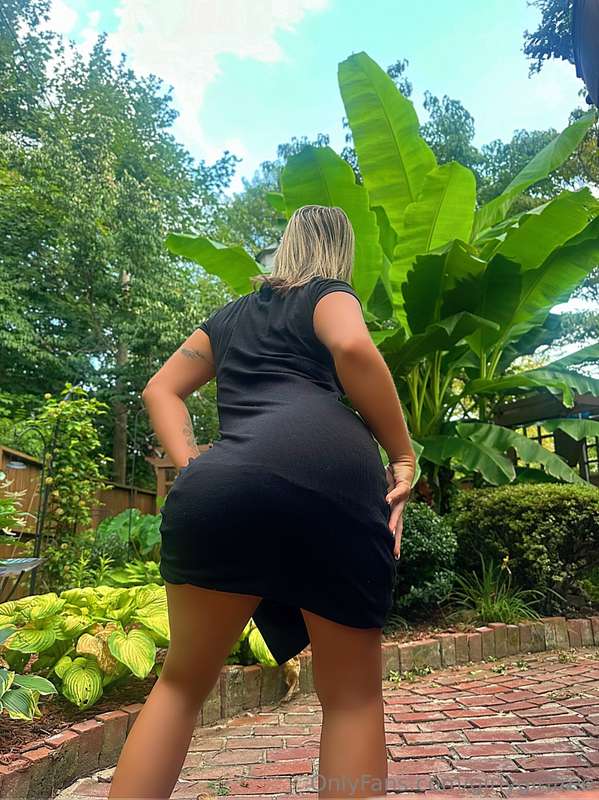 swipe for ass! —>  don’t forget, my vip page is $3! i just p..