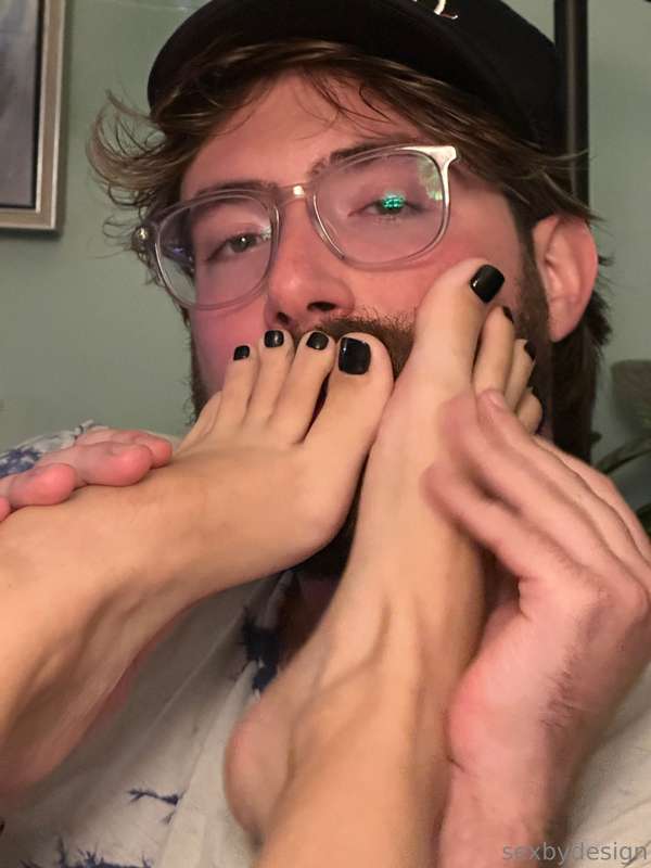 I’m gonna turn @alexsuxx into a foot guy if it’s the last th.. 2
