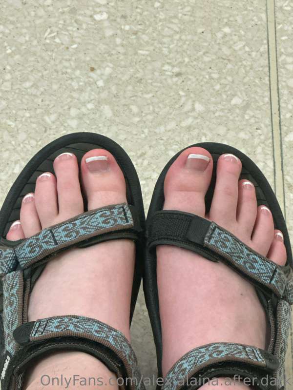I love when she sends me pedicure pics <3