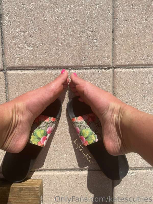 More vaca feet pics😘 more toe pics specifically bc they’ve b.. 2