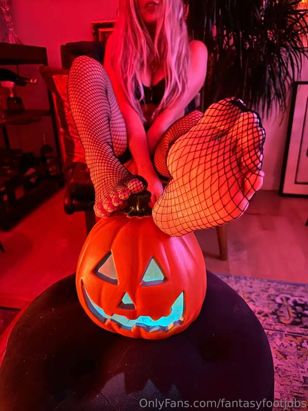 🎃 Trick or Treat? 🎃 

It’s a spooky night and I’m imagining ..