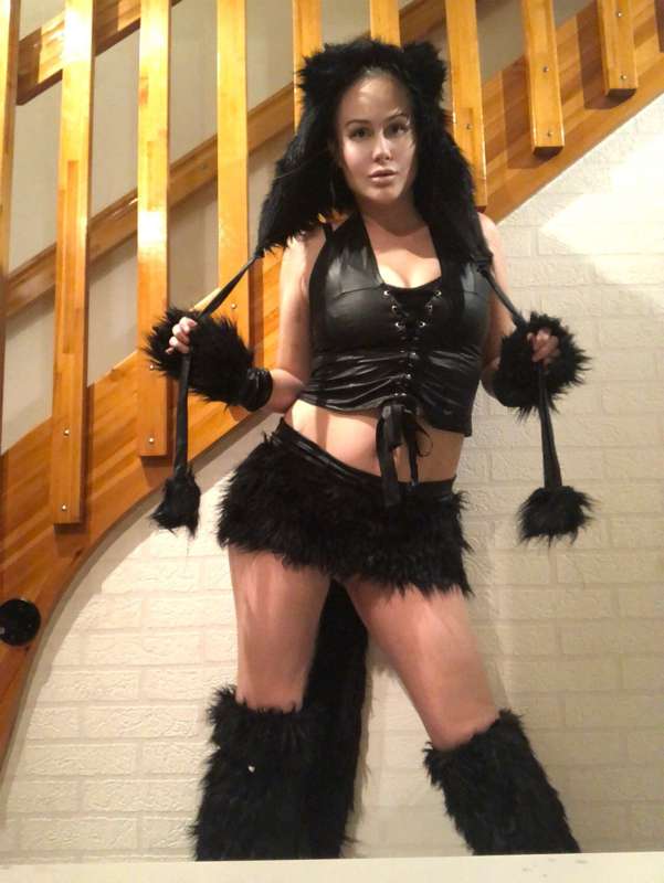 Who here likes fetish ?? I’m flying over to Canada tomorrow .. 4
