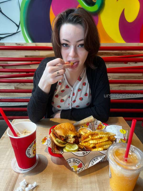 I tried Dave’s hot (not) chicken for the first time! It was .. 1