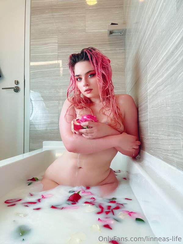 🌹Milk bath photoset part 2 enjoy ;) the video will be coming.. 13