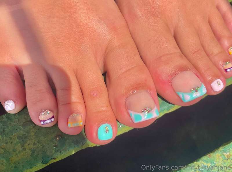 You wanna see me milk him with this new pedi? 😈 6