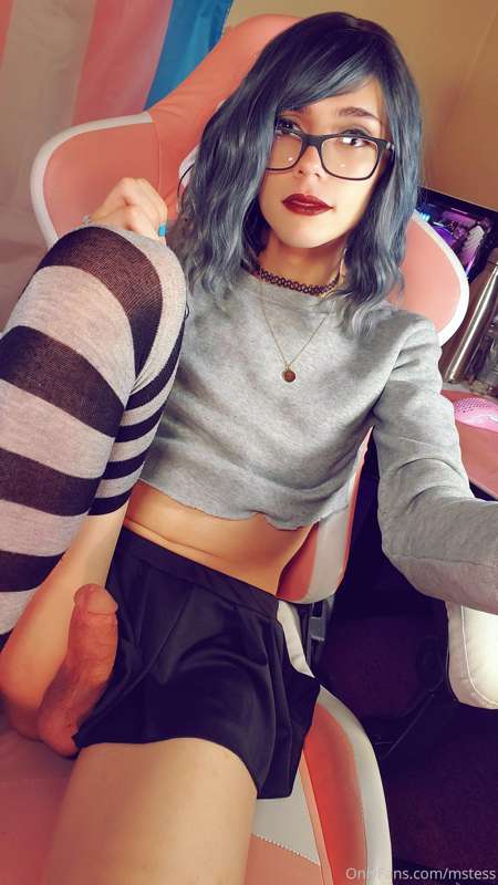 Hey everyoneeee :3 so this months been suuuuper busy! I'm in..