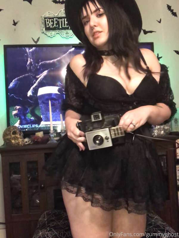 Lydia Deetz cosplay! Will you show me what’s under your shee.. 4