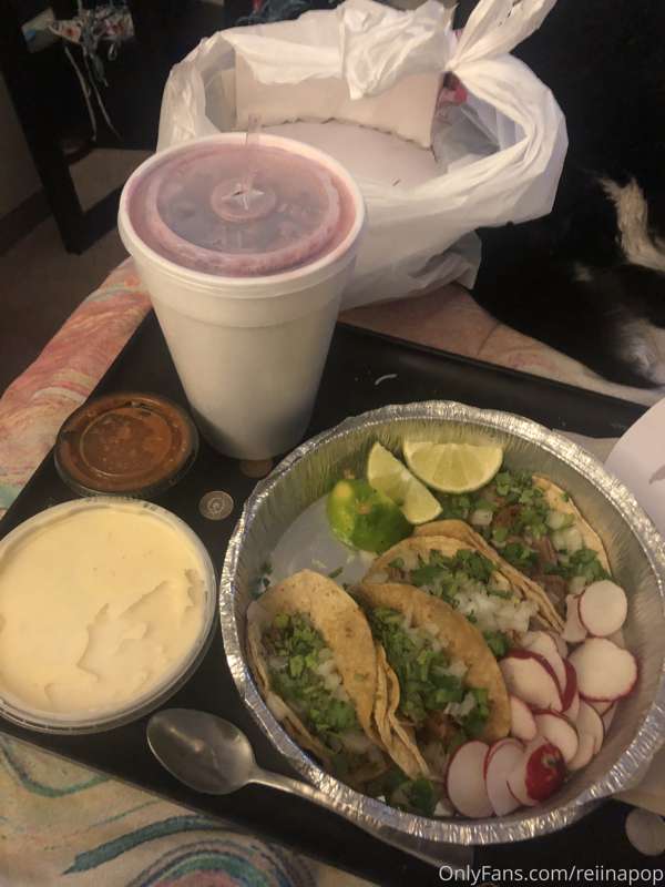 kept eating last night and ended up looking preggo~ 6 tacos ..