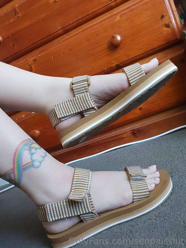 Just a couple casual sandal shots, might be posting more cas.. 3