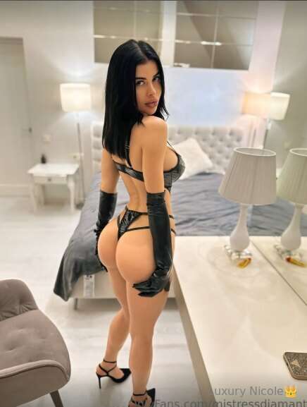 🔞Stunning brunette @mistressdiamant who is craving nothing b..