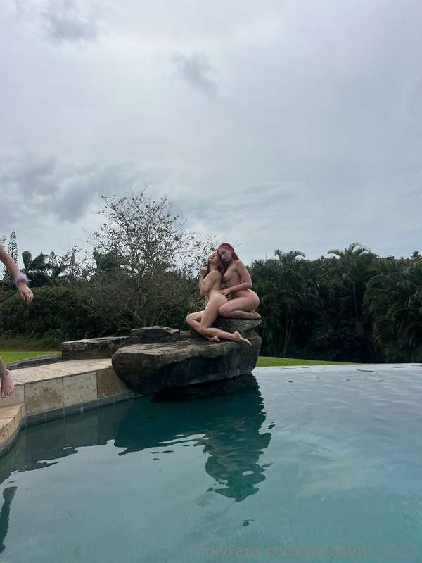 Some behind the scenes pictures Venus took before she hopped.. 5