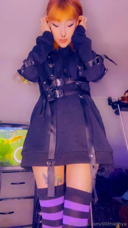 It’s finally comfy hoodie with no panties weather 9