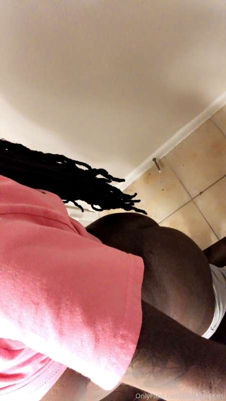 Long hair alert 🚨 lol 
My new hair goes down to my booty 🍑 
..