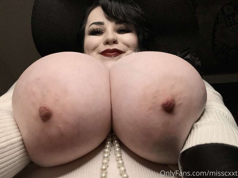Lady dimitrescu for y’all. 


- also I have been dealing wit.. 5