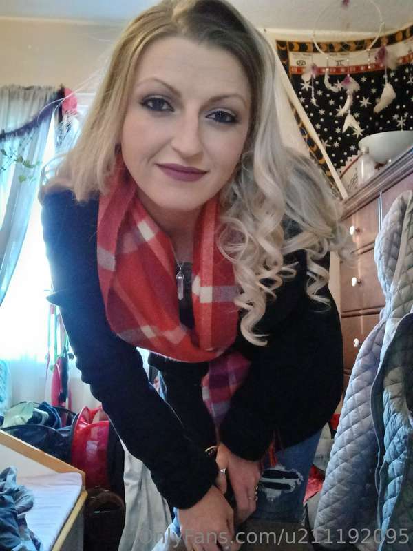 Staying warm on this chilly autumn day.. XoxoTrixie 💋