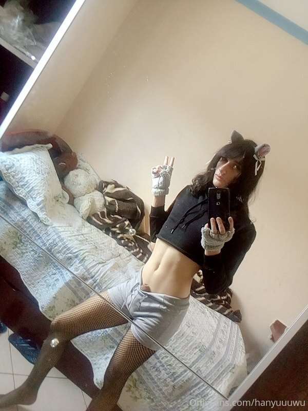 meow meow, im smal >. 9