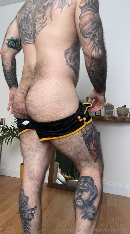 Dessert is served, on the menu tonight is 🍑 🥧 3