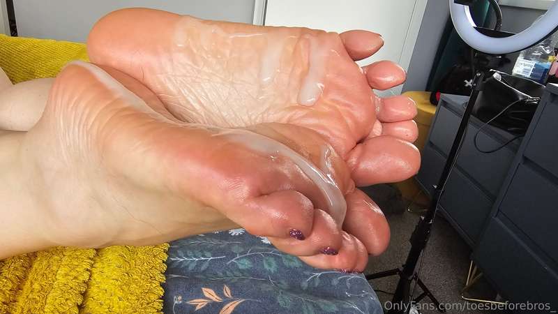 Feeling @softsoles.prettytoesxoxo all over my 🍆 before I 💦 4