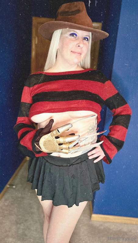 **It's Spooky Sunday & I’ll see you in your dreams!** 💋 2