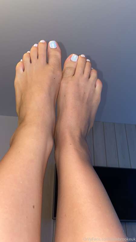 Who wants to pay for my next pedicure? 🥺