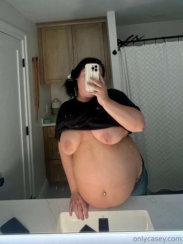 Look at that round hanging tummmmy 😍