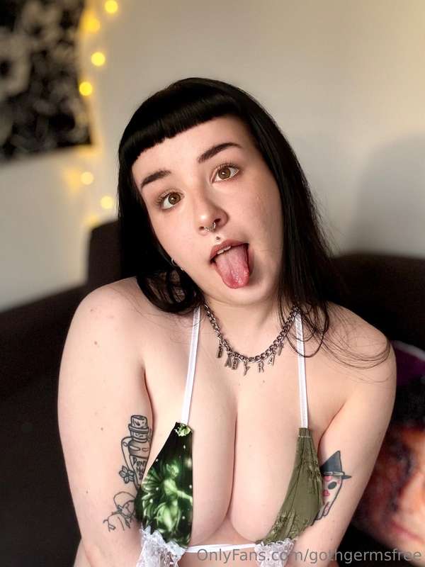 swipe to see the only picture that will ever exist of me try.. 2