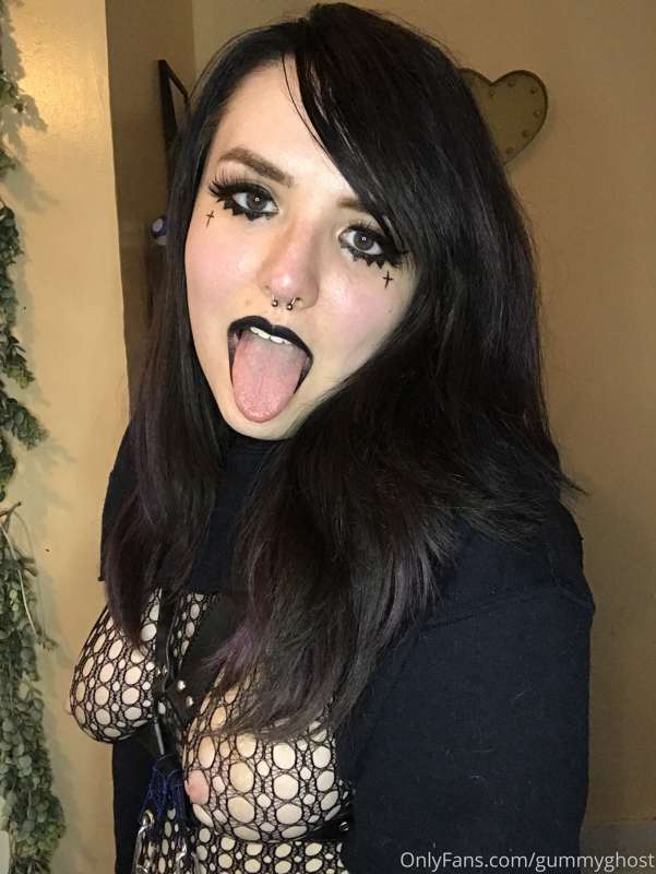 What happens when you get your goth gf home 🥀 32