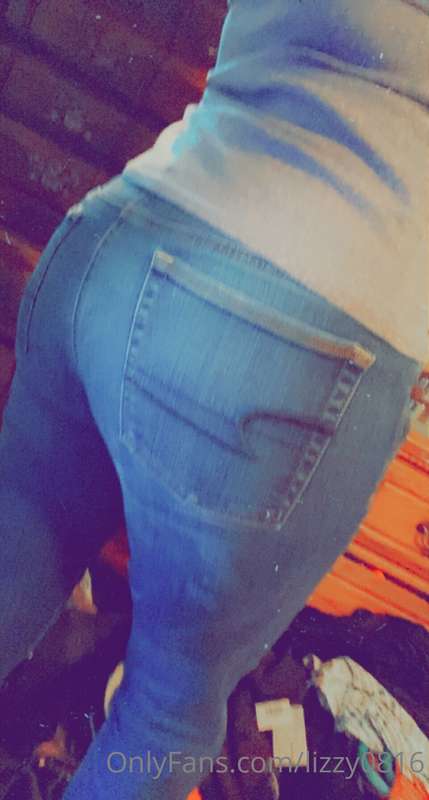 All dat ass in dem jeansssss! Lawd have mercy! 🍑 🔥