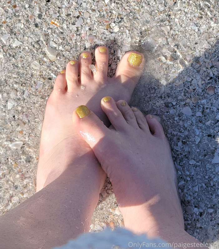 I got sandy feet pics for my foot pervs! 🤪 2