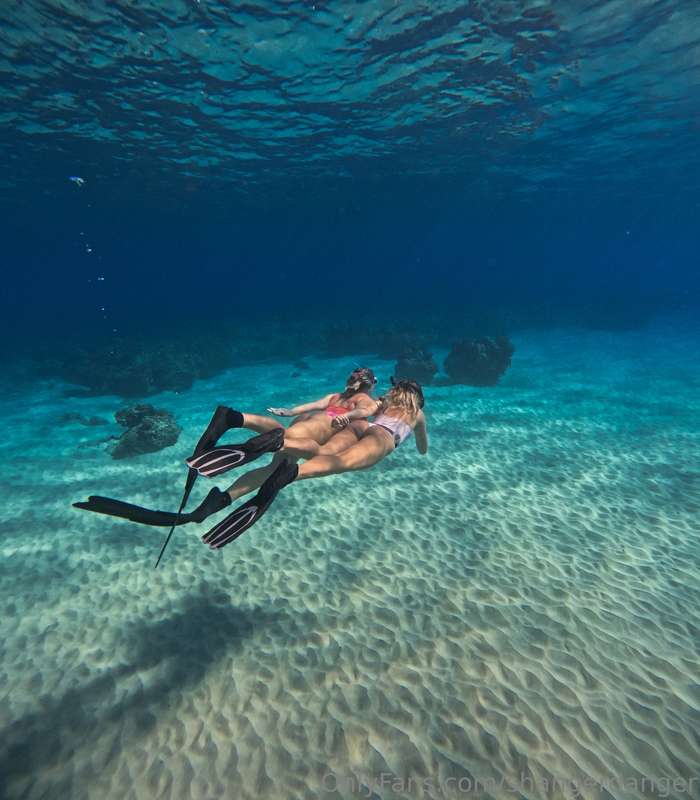 diving w/ TWO mystery girls & the water was INSANELY CLEAR s..