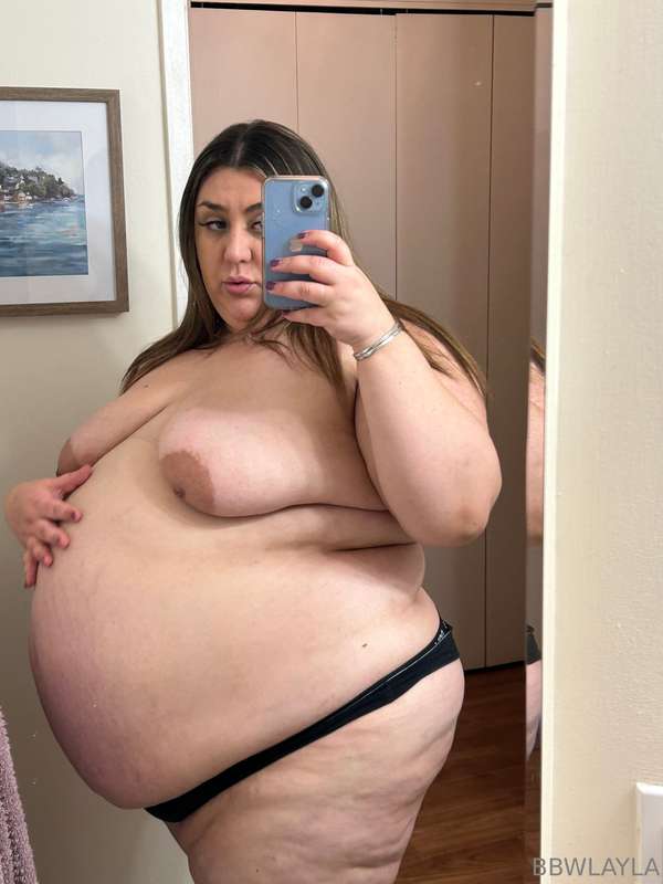 So bloated in this black thong 🥵 I look like a completely ro.. 2