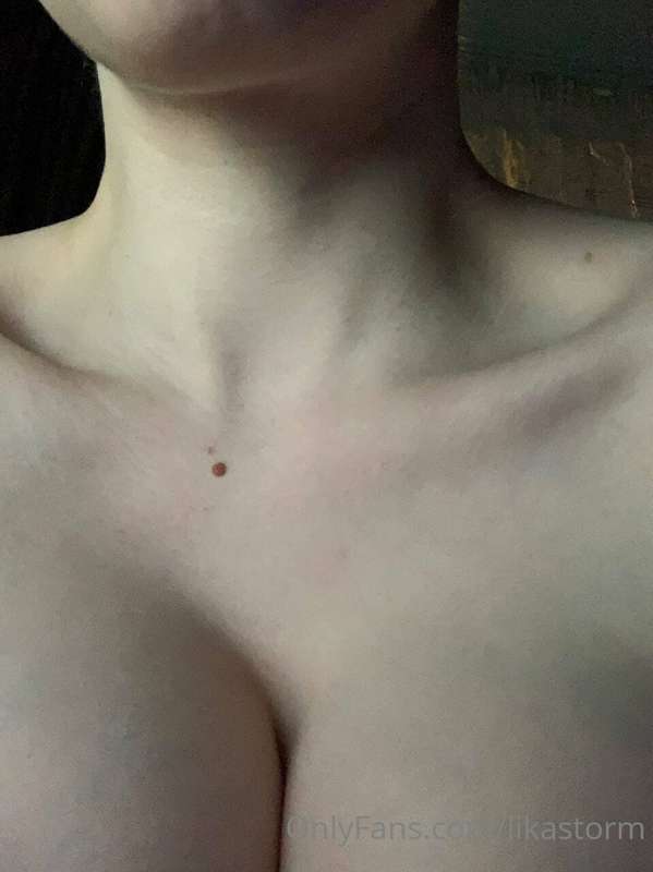 I get very turned on by kisses on the neck🥵🥵🥵🥵