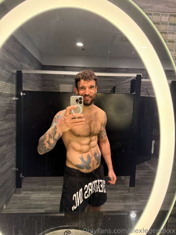 Who want to be my gym buddy? 🥵😉 1