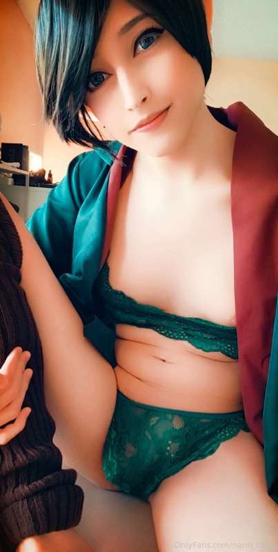 This little elf girl has a big 💙 and an even bigger 🍑 8