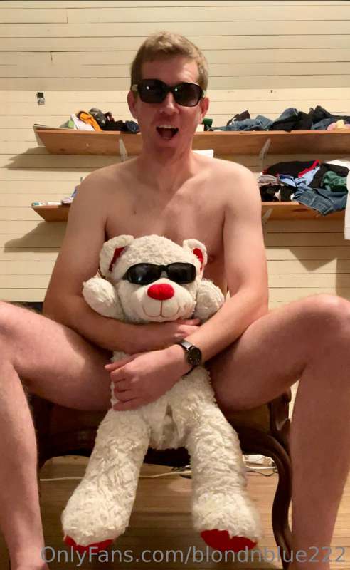 🐻‍❄️ More SFW pics of me holding up Sarah Bearah like a buck.. 1