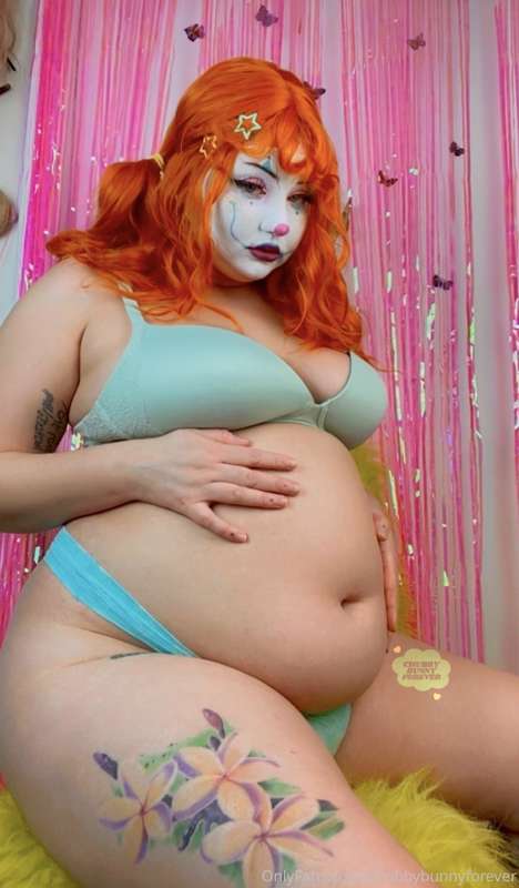 Big Belly Clown Girl is craving pie 🤤